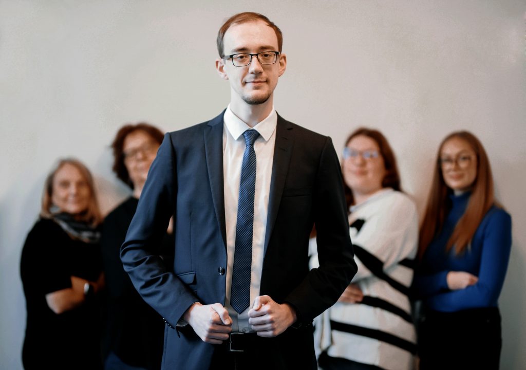 Rechtsanwalt und Notar Thomas Ernst
mit Assistenz-Team